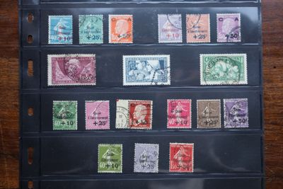 un gros plan sur un assortiment de timbres posés sur une table
