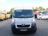 une camionnette blanche garée dans un parking