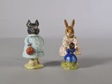 deux petites figurines d'animaux placées l'une à côté de l'autre