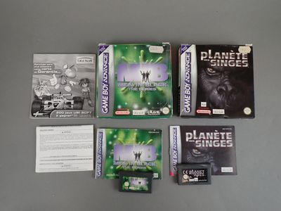 Plusieurs jeux vidéo sont posés les uns à côté des autres sur une table