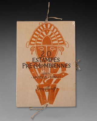 un vieux livre sur lequel figure l'image d'un homme portant un masque