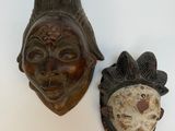 deux masques accrochés l'un à côté de l'autre au mur