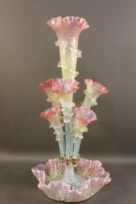 un vase en verre contenant des fleurs roses, posé sur une table