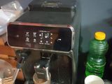 une machine à café posée sur une table