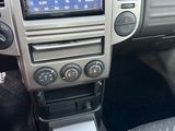 l'intérieur d'une voiture, avec le volant et les commandes du tableau de bord