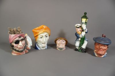 cinq figurines représentant différentes personnes portant des chapeaux et des écharpes