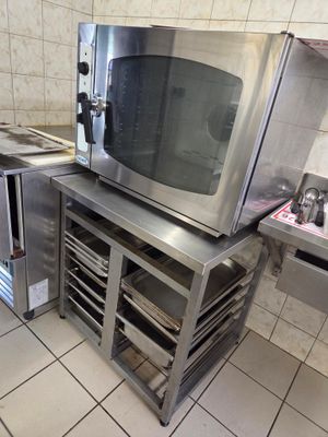 une cuisine équipée d'un micro-ondes, d'un four et d'un évier
