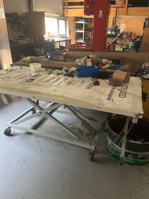 une table sur laquelle sont posés de nombreux outils, dans un garage
