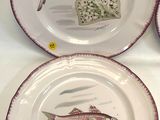 trois assiettes aux motifs différents posées sur une table