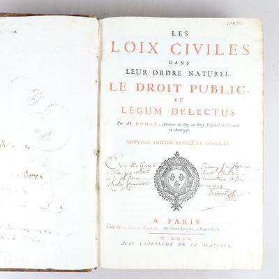 un livre écrit posé sur une table