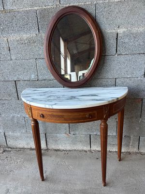 une table en marbre sur laquelle se trouve un miroir