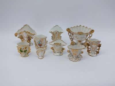 beaucoup de petits vases posés sur une table