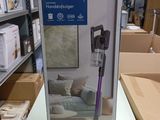 une boîte équipée d'un système d'aspiration posée sur une table dans un magasin