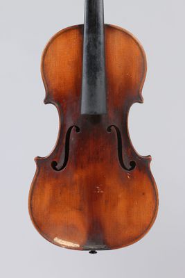 un vieux violon avec un archet sur fond blanc