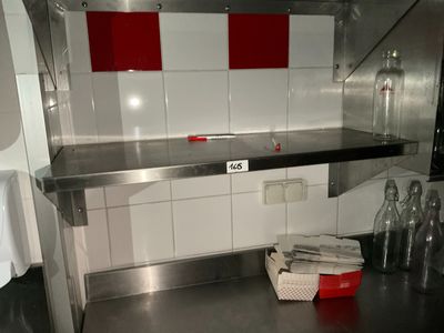 un plan de travail en acier inoxydable dans une cuisine commerciale