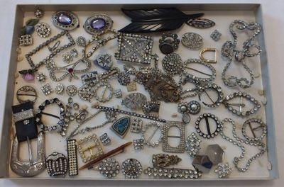 un plateau contenant de nombreux types de bijoux différents