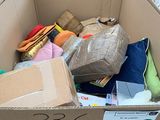 une boîte en carton remplie de vêtements et d'autres objets