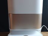 un purificateur d'air blanc posé sur une table en bois