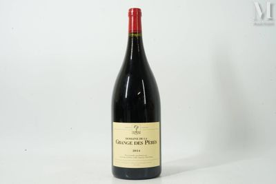 une bouteille de vin posée sur une table