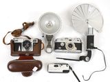 de nombreux types d'appareils photo différents posés sur la table