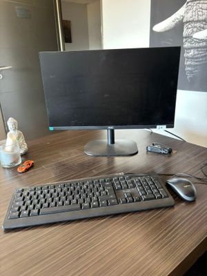 un écran d'ordinateur et un clavier posés sur un bureau, avec une souris