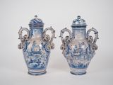 une paire de vases bleus et blancs sur fond blanc