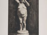 une image représentant un dessin en noir et blanc d'une femme debout sur un piédestal