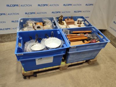 deux bacs bleus remplis d'objets divers, posés sur une palette