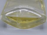un récipient en verre transparent contenant un liquide jaune