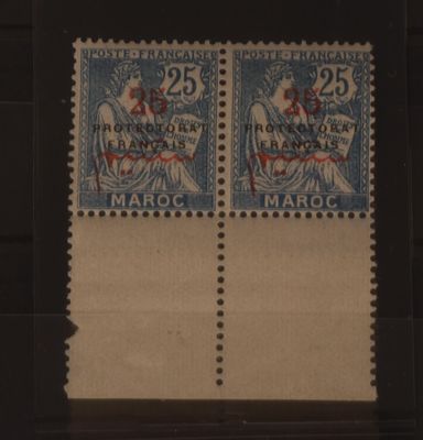 les deux timbres se trouvent sur la même face du même timbre