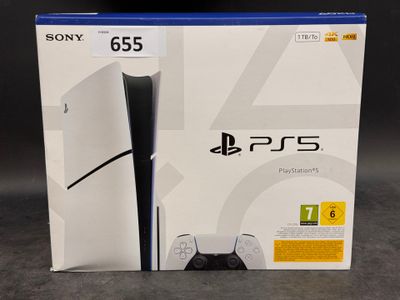 une console Sony PS5 blanche posée devant un carton