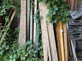 un tas de bois et un tas d'autres objets dans la cour