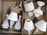 une boîte contenant de nombreuses lampes et abat-jours différents