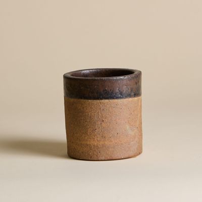 une petite tasse posée sur une table