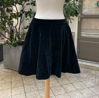 jupe en velours noir sur un mannequin, un mannequin, un mannequin, un mannequin, un mannequin, un mannequin, un mannequin, un mannequin, un mannequin