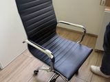 une chaise de bureau noire dans un coin de la pièce