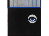 un gros plan d'un livre sur lequel figure un œil bleu