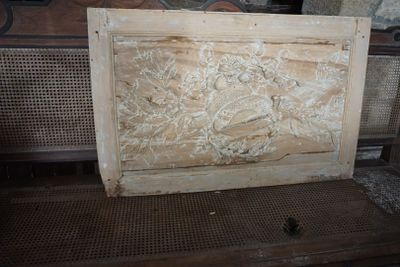 Elément de boiserie en bois sculpté avec blason - Photo 1