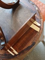 Petite table ronde, en bois de placage, pose sur des pieds c… (photo 3)