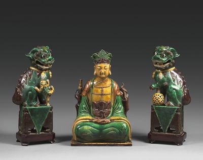 trois figurines vertes et dorées d'un homme et d'une femme assis sur un banc