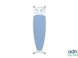 une planche à repasser bleue posée sur un support