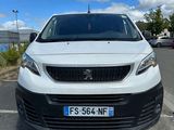 une petite camionnette blanche garée dans un parking