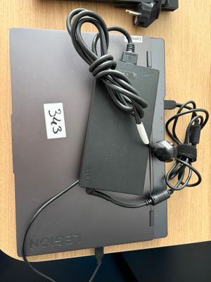 un ordinateur portable et un chargeur posés sur un bureau