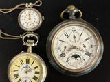 deux montres de poche anciennes comportant des chiffres romains