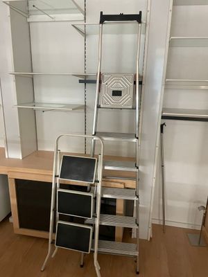 une échelle qui se trouve à côté d'un bureau dans une pièce