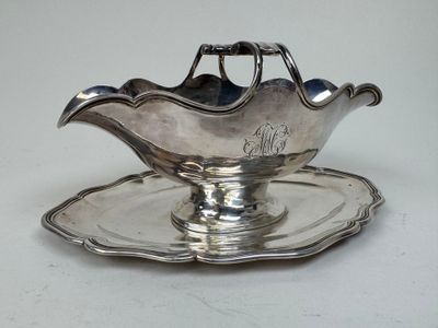 un service en argent ancien composé d'une soucoupe et d'une cuillère