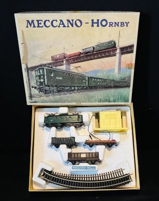 une boîte contenant un train sur une table