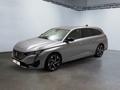La nouvelle Honda Clarity est exposée dans le showroom et prête à être essayée.