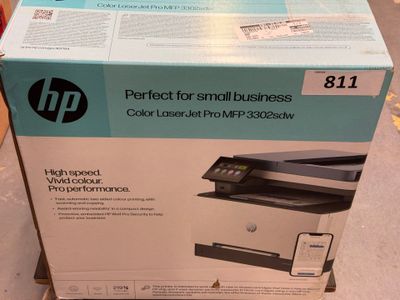 Le carton de l'imprimante est ouvert et prêt à être expédié.