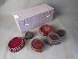 une petite boîte contenant plein d'objets différents
